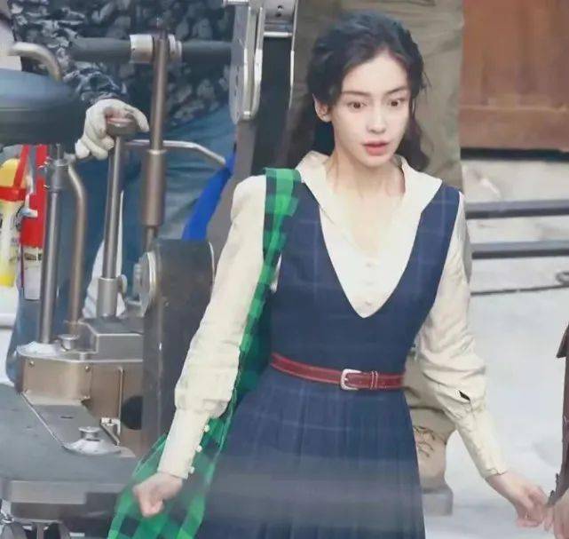 杨颖 杨颖在片场被拍，眼神出戏不自然，但这颜值身材漂亮的无可挑剔！