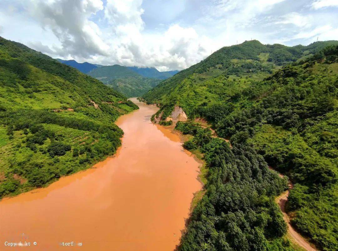 阿墨江属于红河水系,因穿越在崇山峻岭而形成一条美丽的河!