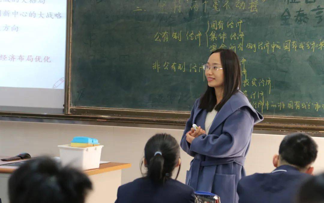 中学校长林春辉,奉城高级中学校长高继华和区内高中课程管理副校长