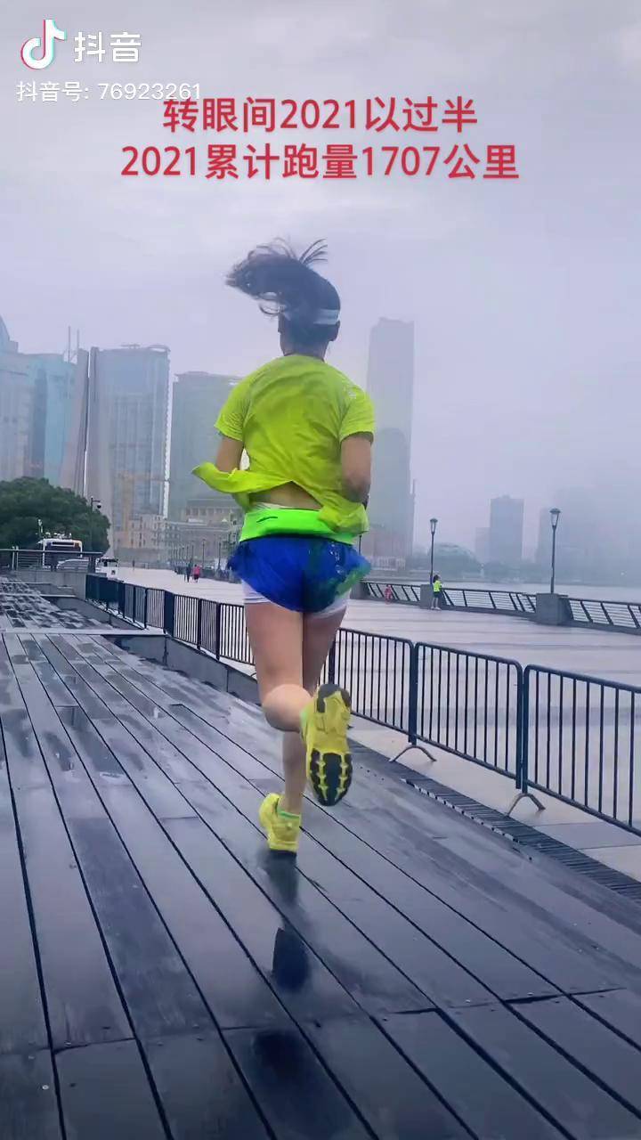 风雨奔跑的女子图片图片