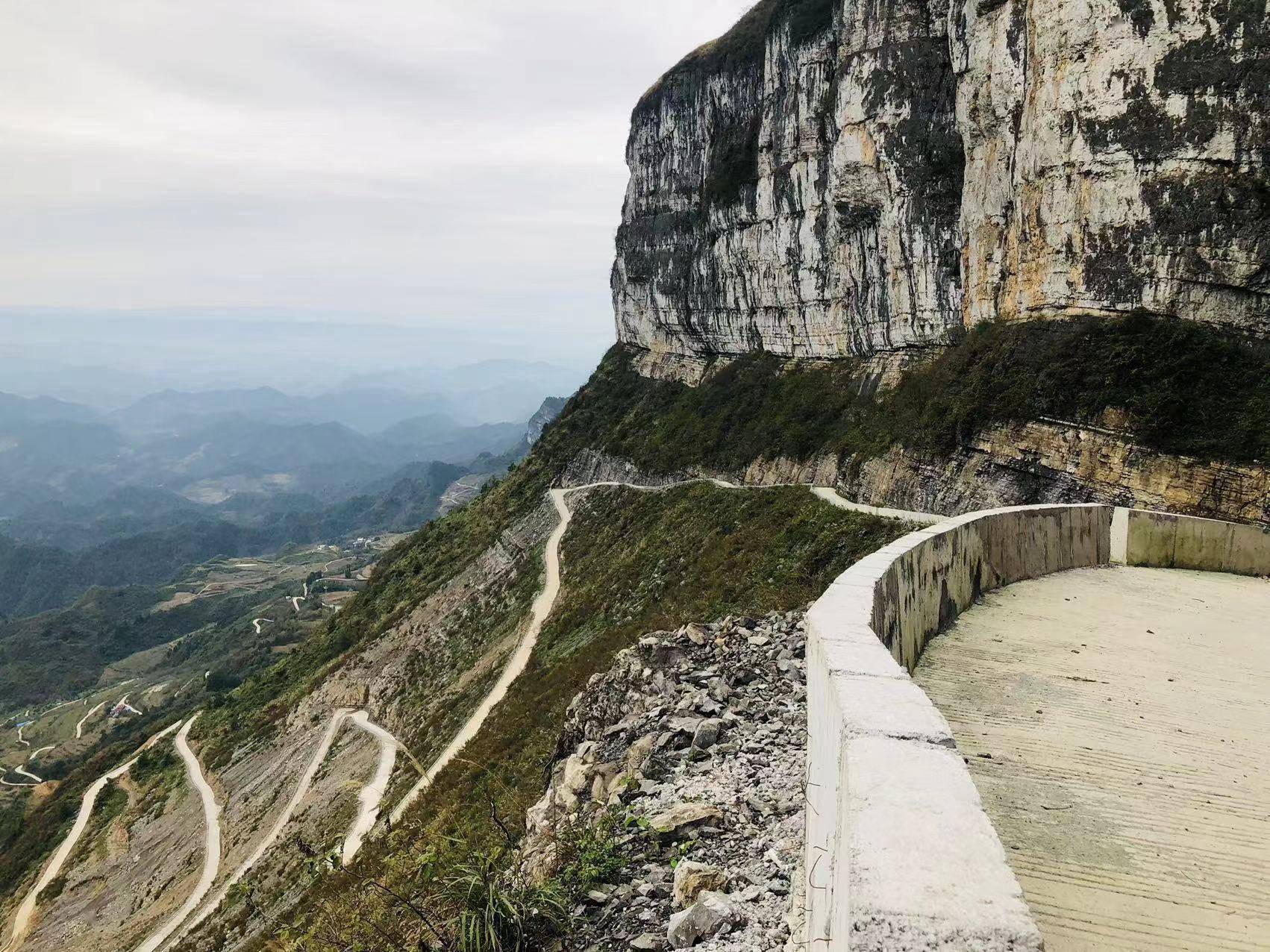 乡村振兴看秀山|悬崖上凿出的“挂壁公路”