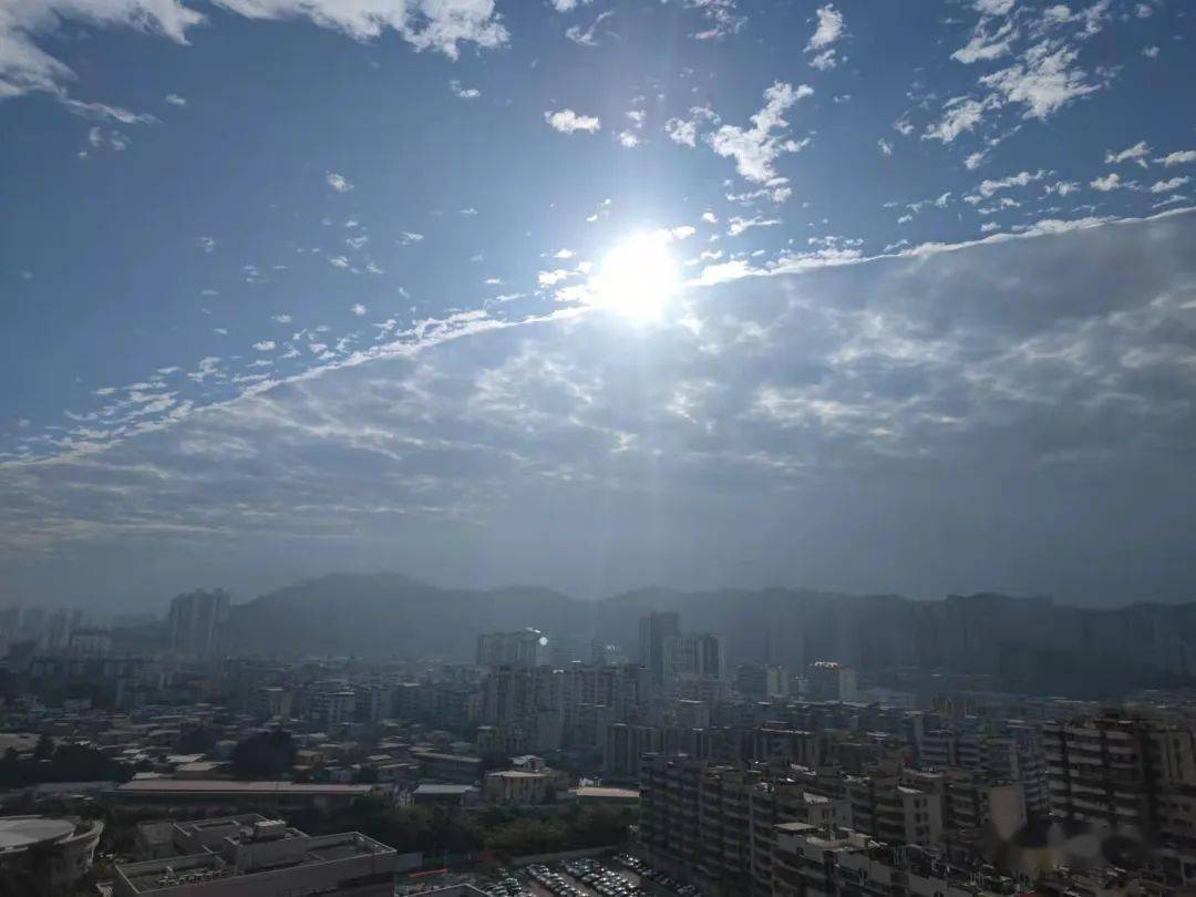 厦门天空惊现"阴阳云",蓝白平分半边天!快抬头看