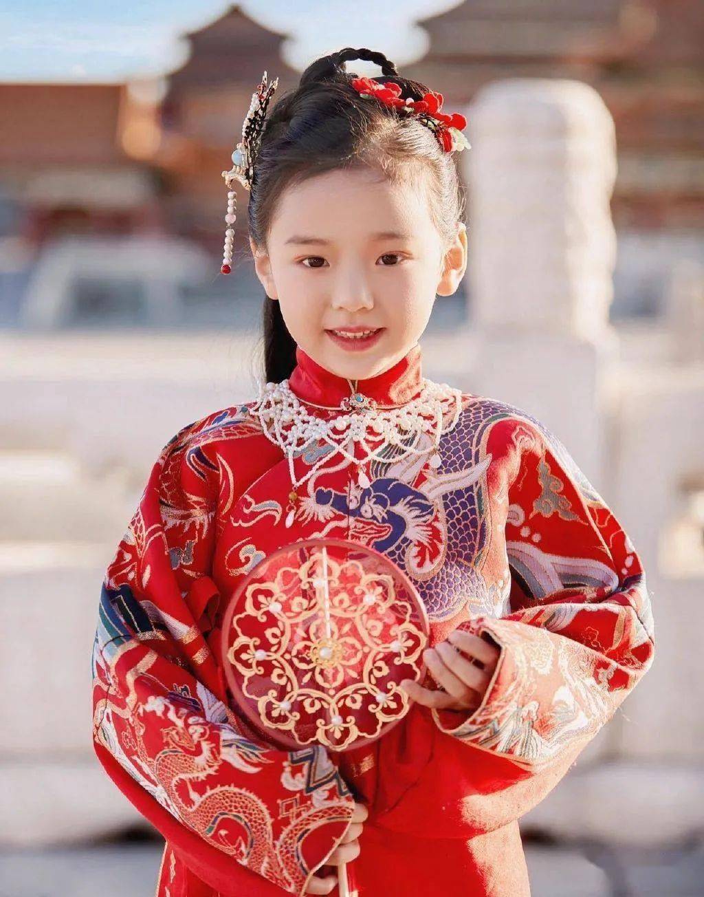 董璇女儿红衣站于皇宫 手拿团扇俏皮可爱