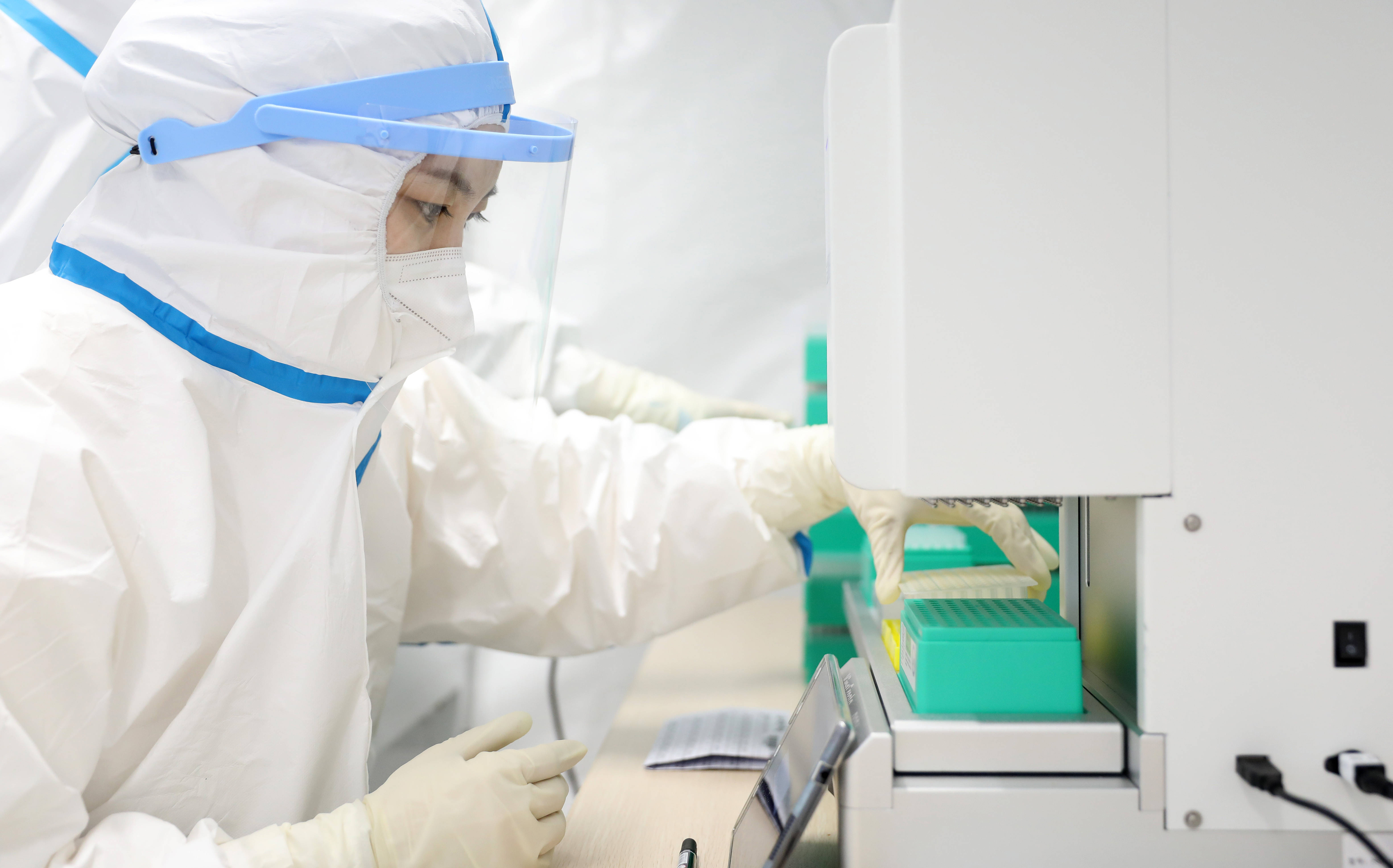 一场与新冠病毒的较量——走进核酸检测实验室_猎鹰号_样本_作业