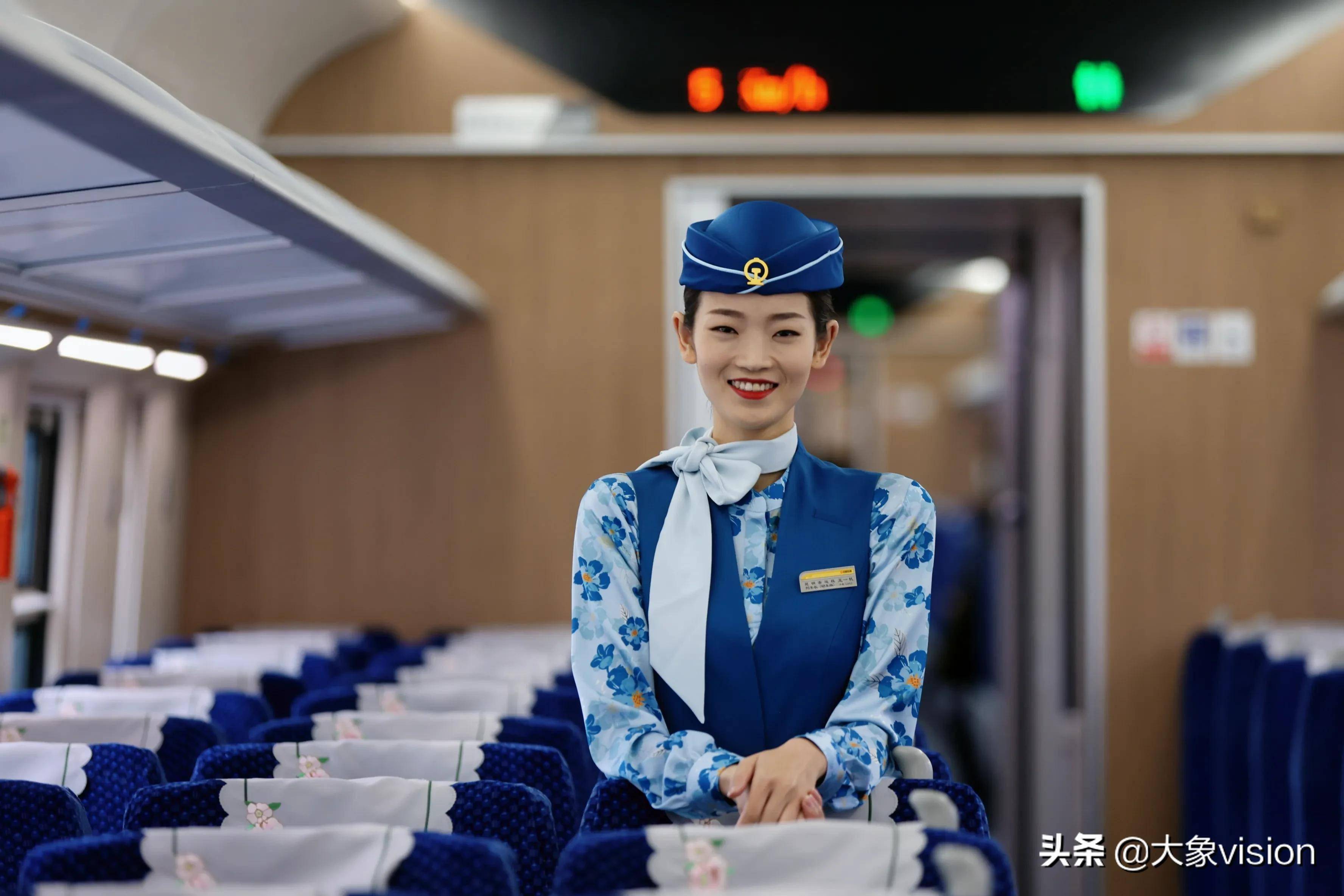 丝路花语 中老昆万铁路制服发布