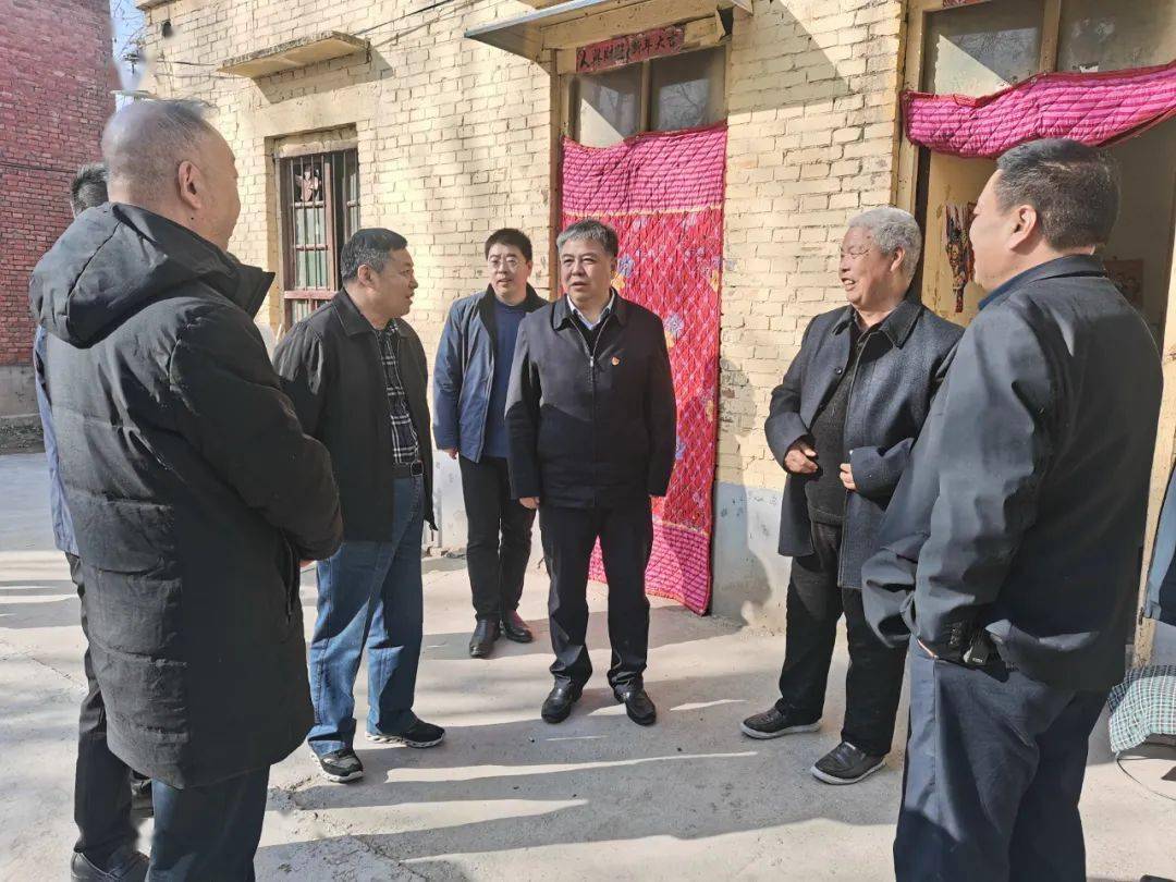 座谈会上,河南护理职业学院派驻滑县高平镇李堤村第一团支部书记耿鹏