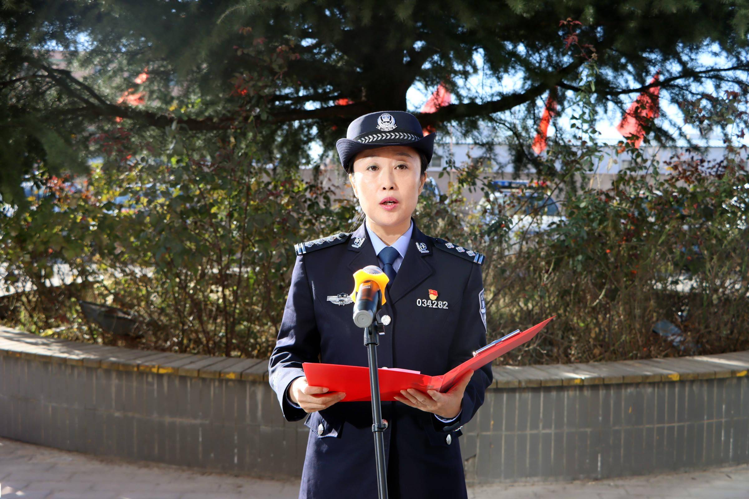 洛川县公安局组织开展《公安机关人民警察誓词》宣誓活动