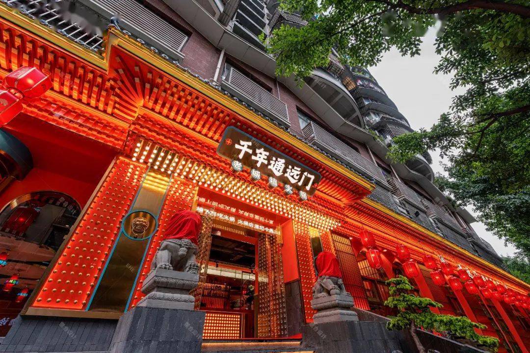 落地空间同样采用了传统复古的风格设计,门头设计融入城门元素,布满