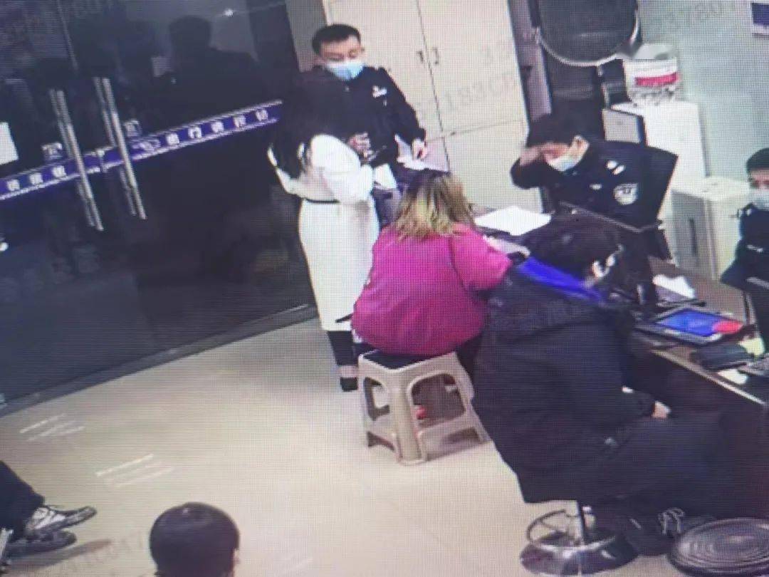 诈骗，立即赶到派出所求助，多亏公安机关提醒及时，卡里的钱全保住了。讲起张女士这两天的经历，张女士依旧