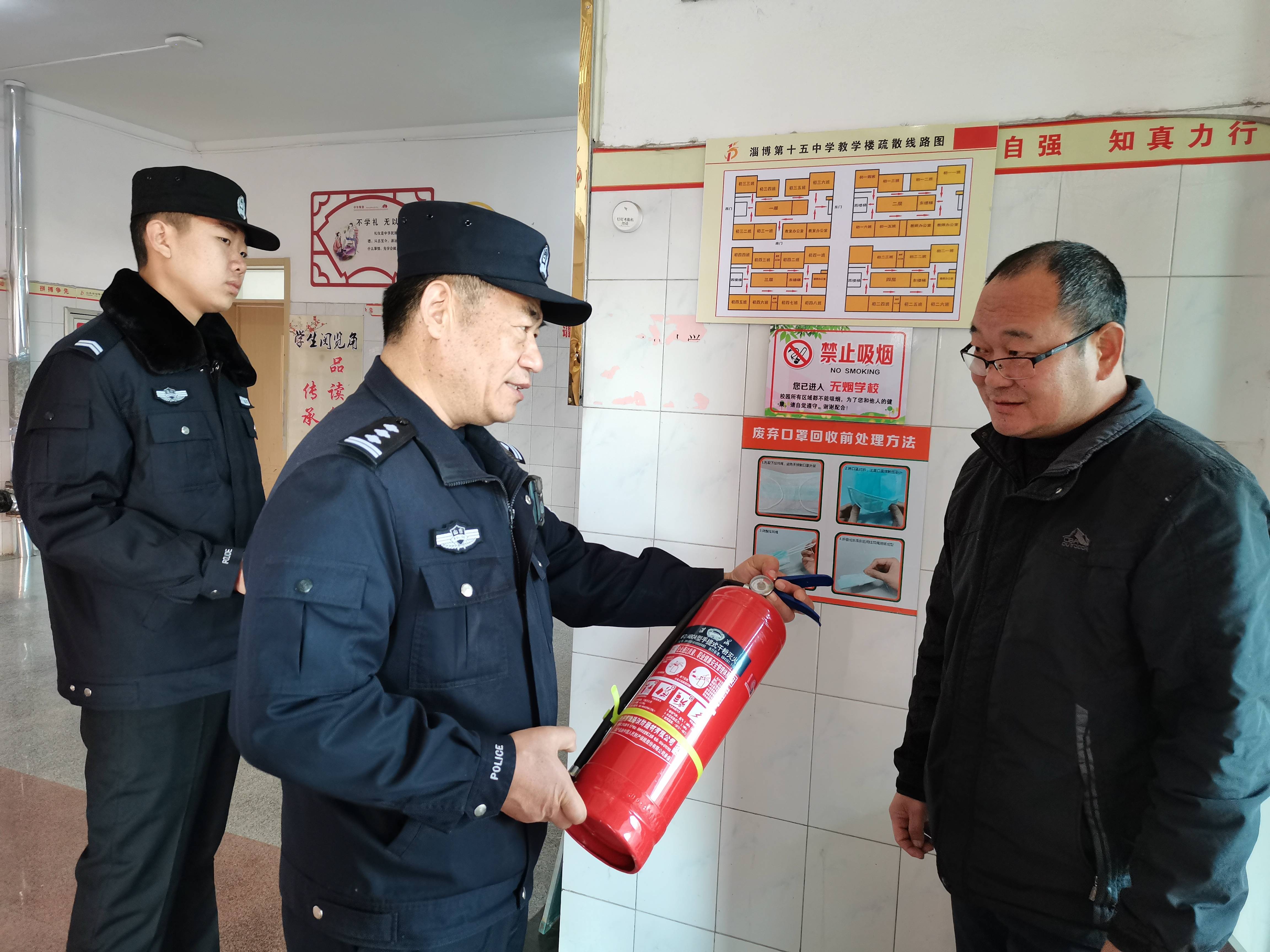 淄川公安分局洪山派出所:消防进校园 共筑安全线_进行_灭火器_世武