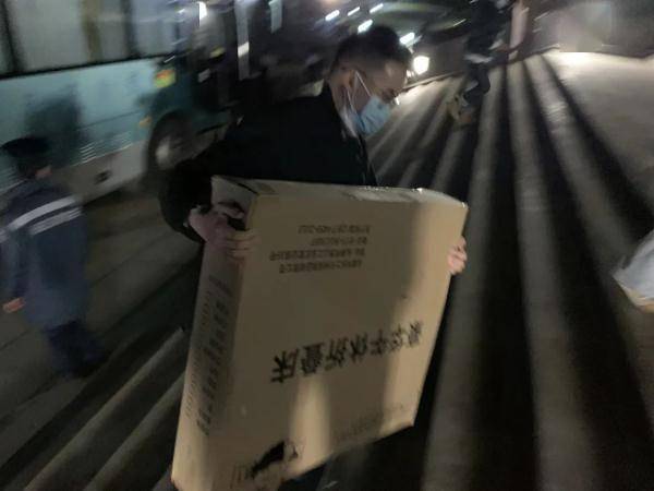 闭环中的复旦江湾校区，互助文档刷屏！一句句“我能提供的物品”，传递互助温暖