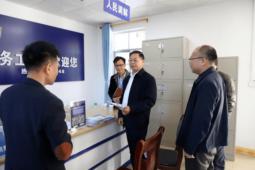 调研组先后来到宾阳县司法局陈平司法所,思陇司法所,详细了解了司法