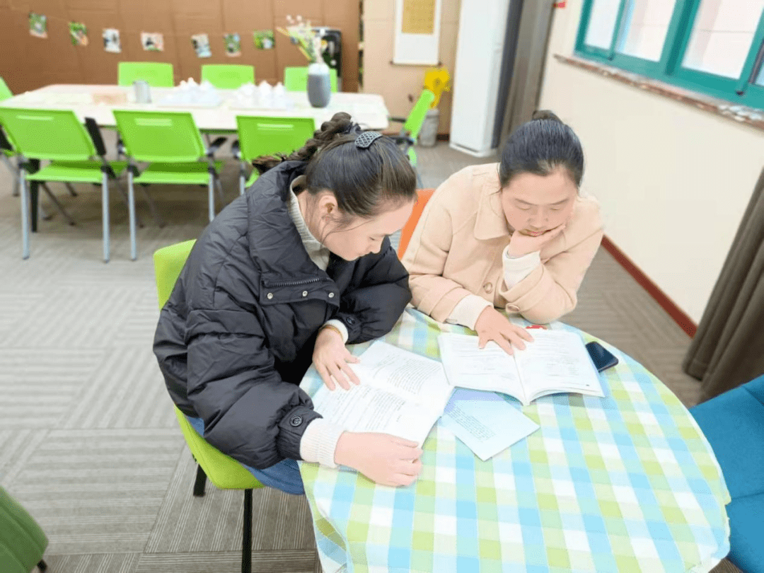 在陆主任的引领下,张李莉老师,龚稼慧老师,杨海娇老师分别带我们共读