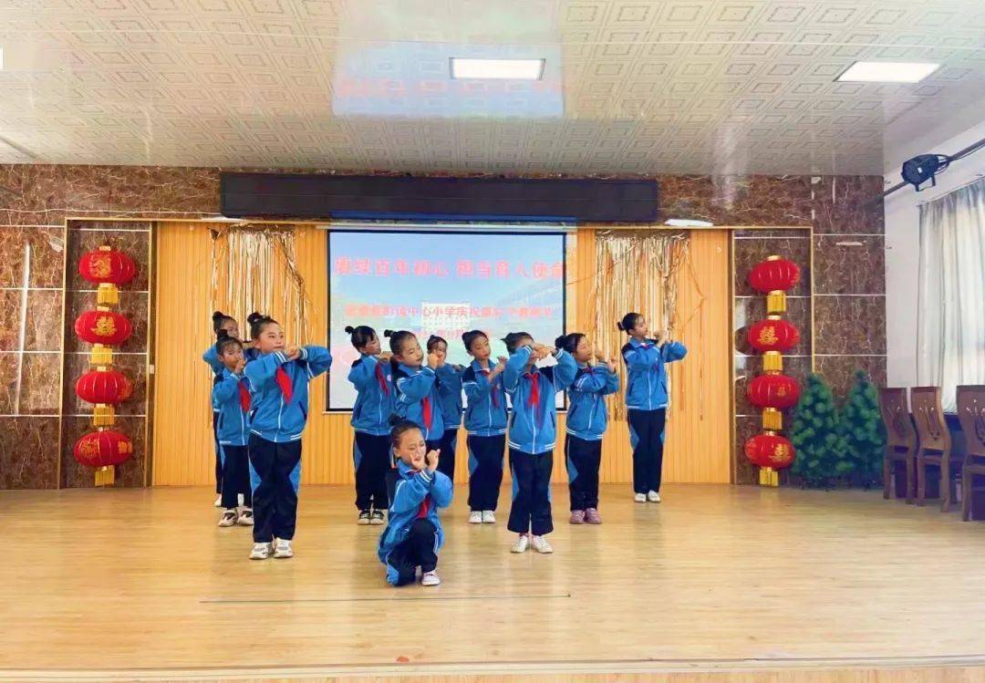 彭镇中心小学乡村少年宫舞蹈社团的孩子们在舞蹈课上进行"天天向上"的