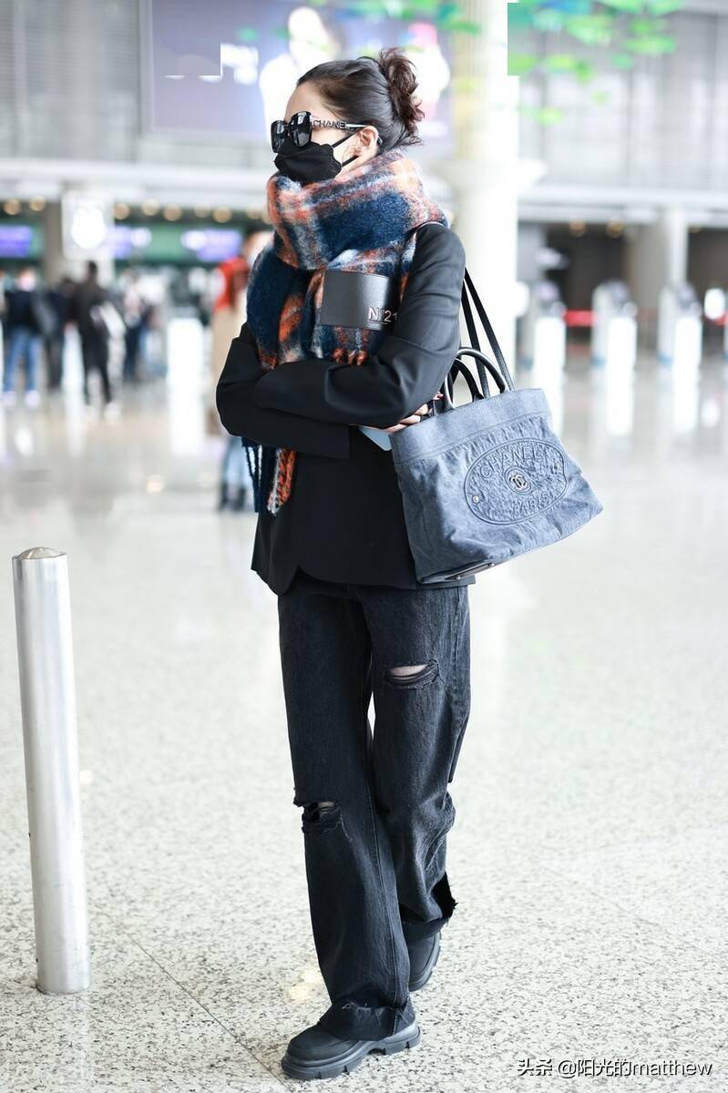 街拍:辛正蕾黑色西装戴墨镜现身彩色格纹超大围巾暖暖