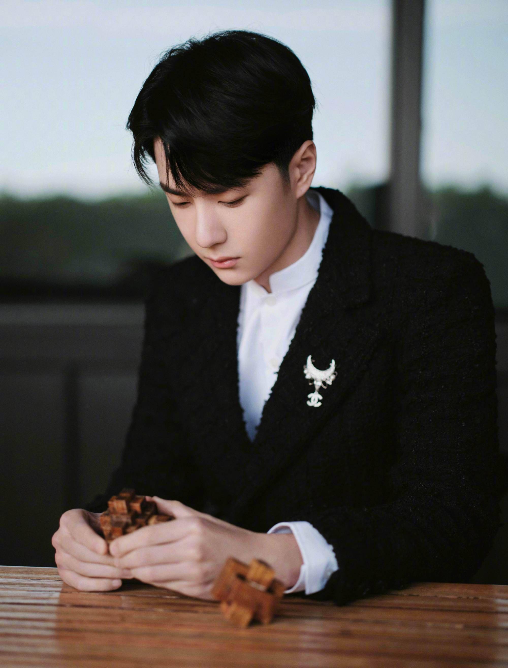 王一博现身《风起洛阳》发布会 戏里戏外俊朗矜贵