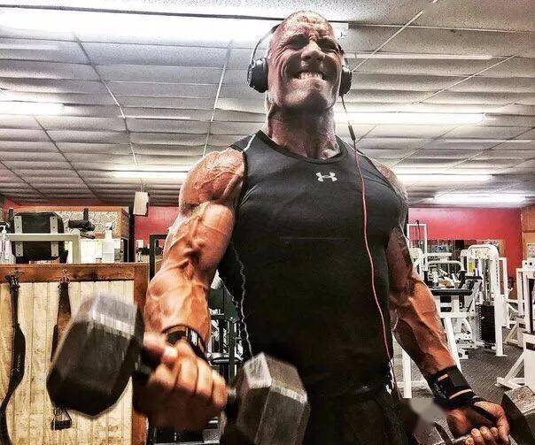 Sean|作死小伙挑战巨石强森5000卡饮食，结果吃到吐了......