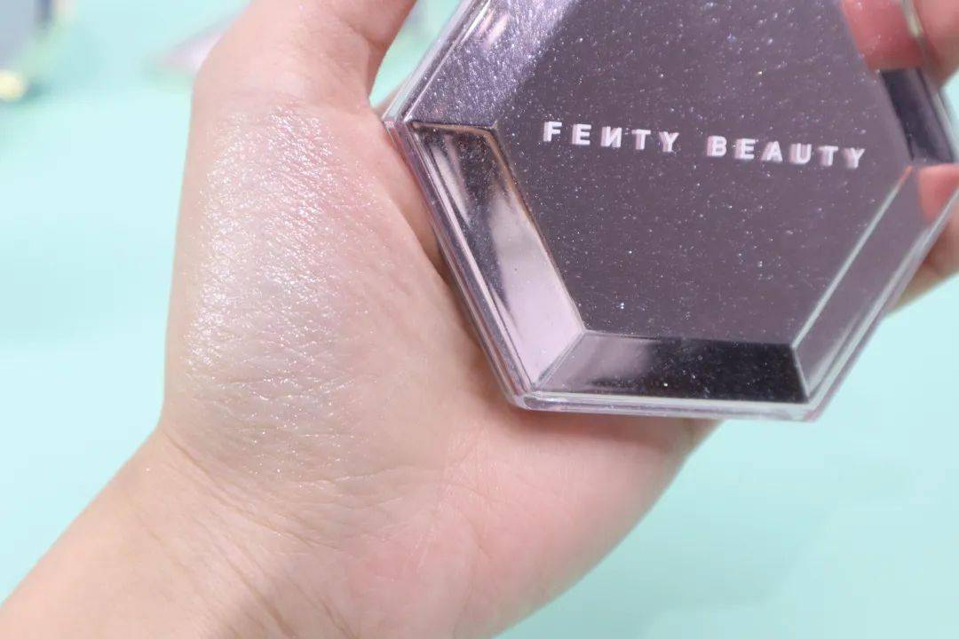 金属型能掐出水的韩式水光肌 我第一个想到了朴信惠