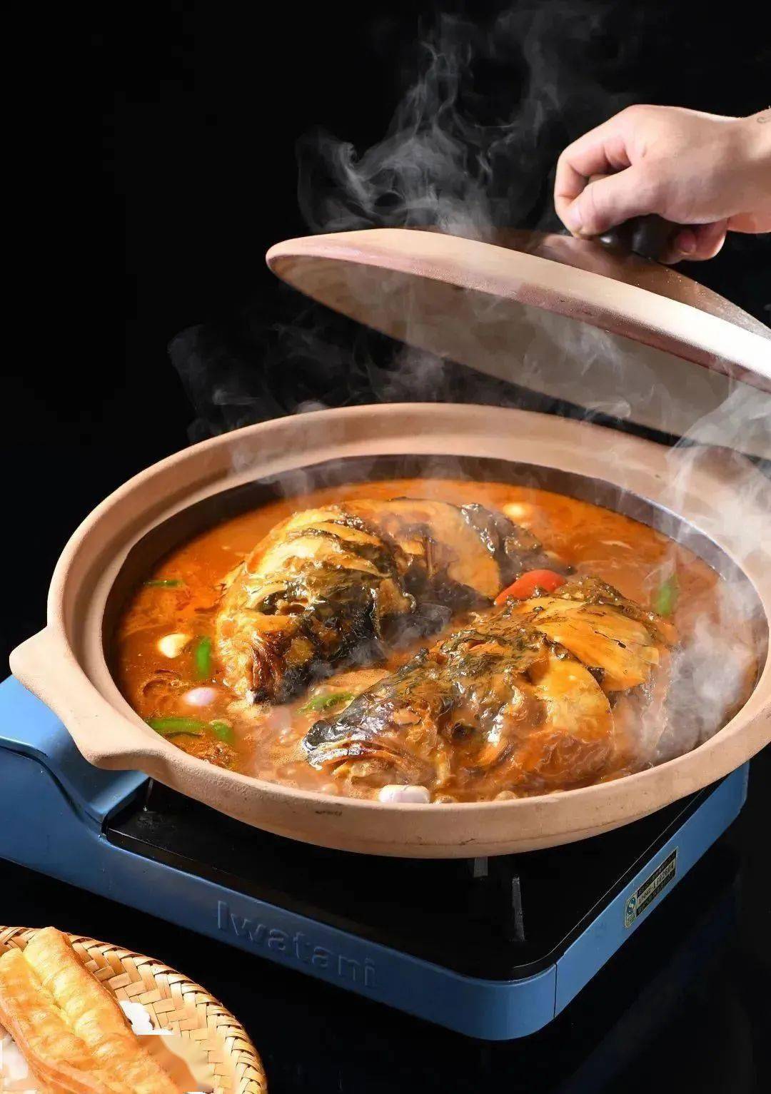 菌香黄焖大鱼头.腊八豆脆瓜爽肉.龙虾汤海皇泡饭.毛菜百叶火腿丝.