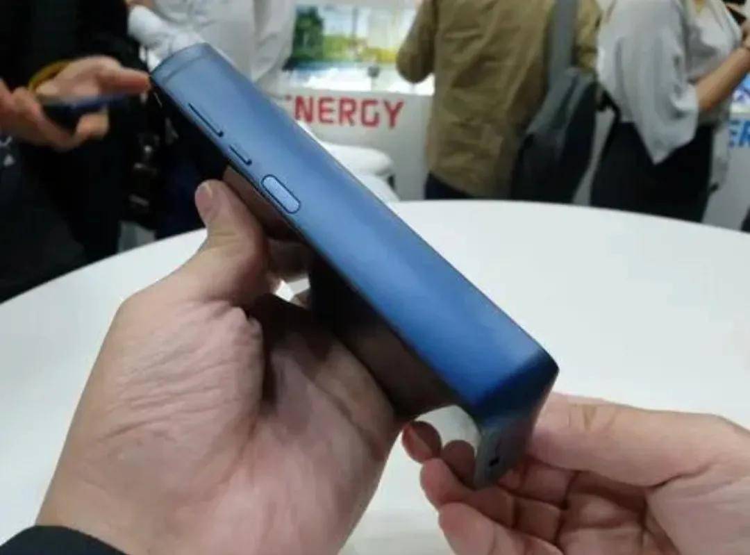 世界上最厚最重的智能手机,装备18000毫安电池,差不多一斤重
