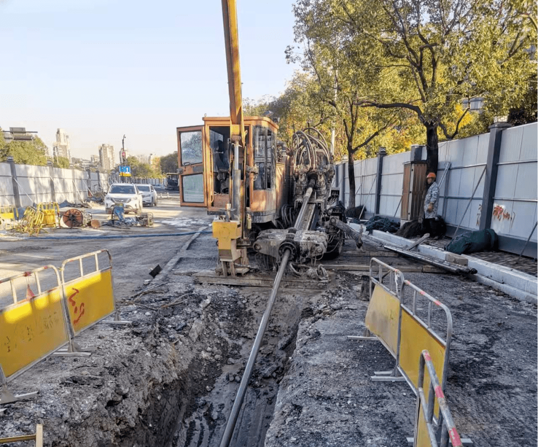 工程浦炬街路口的d500污水牵引管道安全顺利从220kv电力管道上方穿越