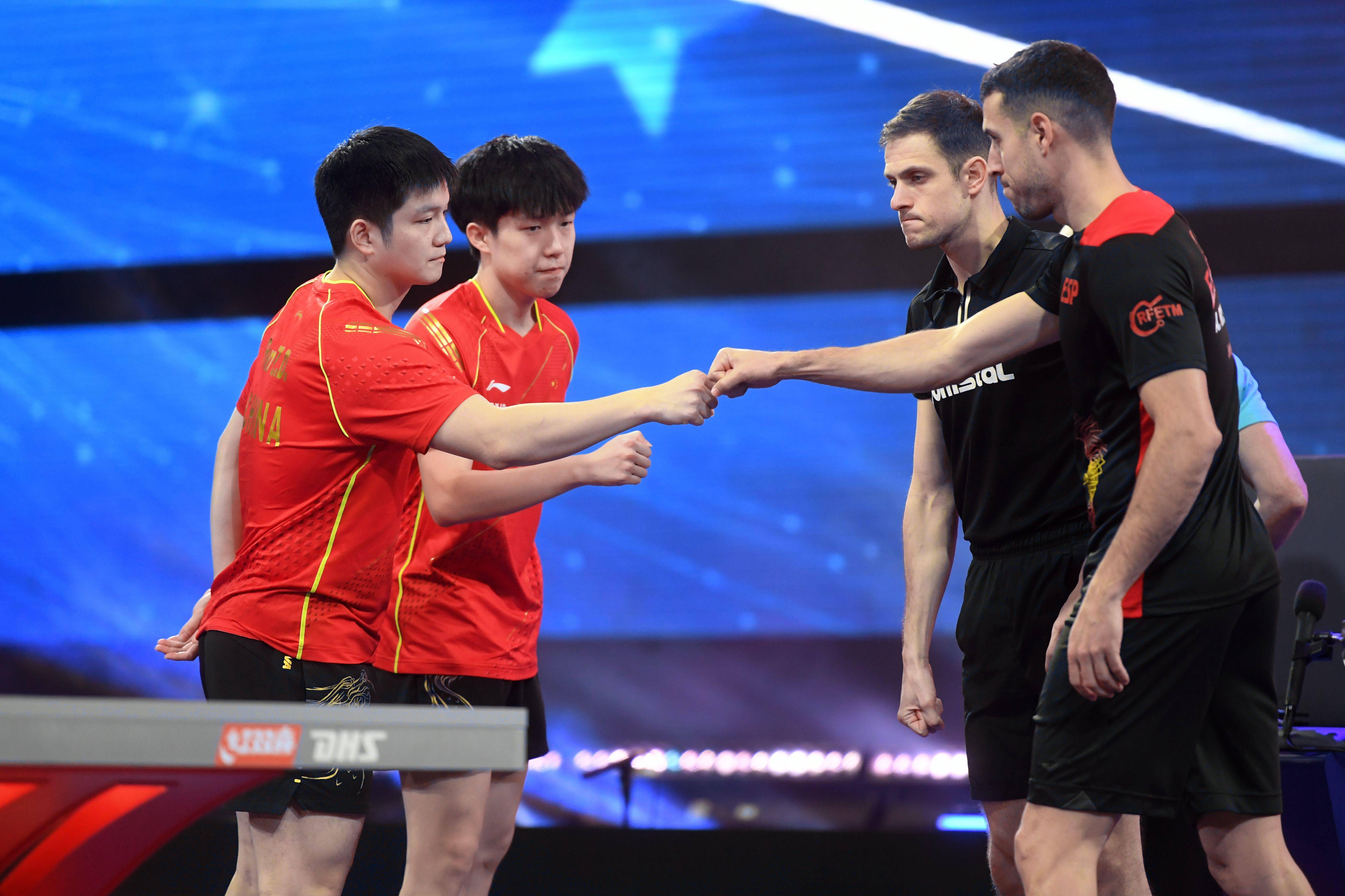 樊振东(左一)/王楚钦(左二)在比赛后和罗夫莱斯(右一)/约内斯库致意