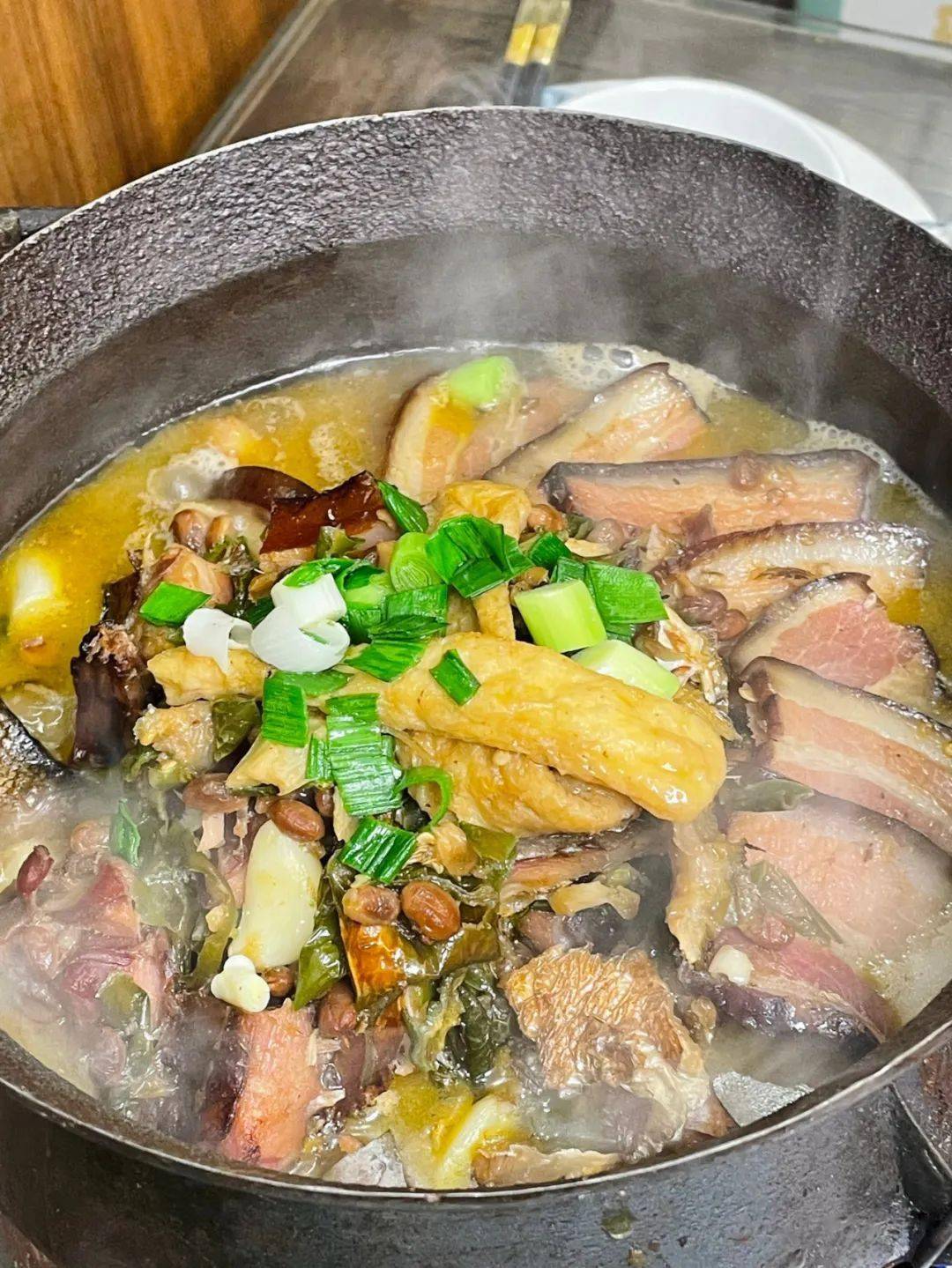 不得不吃的还是吊锅腊三样,腊肉,腊鱼.