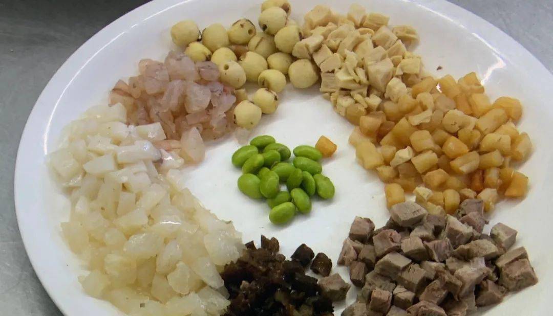 博山传统名菜,也是四四席中的大件菜之一,这道菜叫八宝布袋鸡.