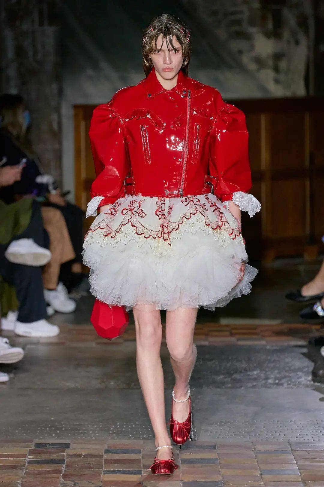 唯美 Simone Rocha｜怪诞少女的着装浪漫，流露出率性不羁却又浪漫唯美的气息，将浪漫朋克主义进行到底！