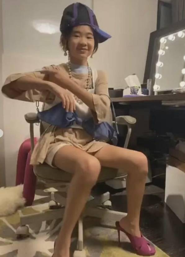 近照曹格11岁女儿近照曝光，偷穿妈妈衣服混搭似模特，踩恨天高走路稳