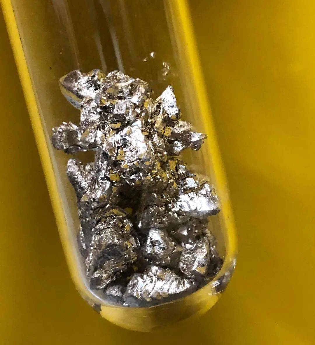 在常温下为银白色固体这是钙单质但你知道纯钙是什么样子吗?