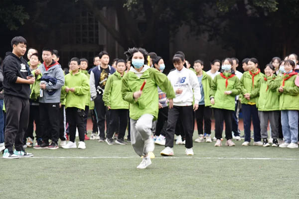 重庆市铁路中学校初中年级举行冬季趣味接力比赛
