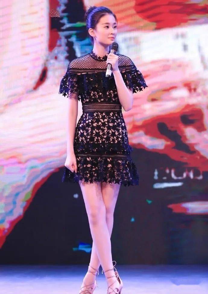 乔欣一改乖乖女形象,蕾丝裙秀迷人长腿,网友:被撩到了_身段_计划_镂空