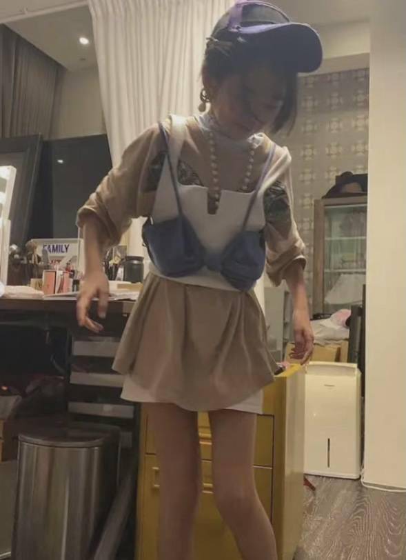 近照曹格11岁女儿近照曝光，偷穿妈妈衣服混搭似模特，踩恨天高走路稳