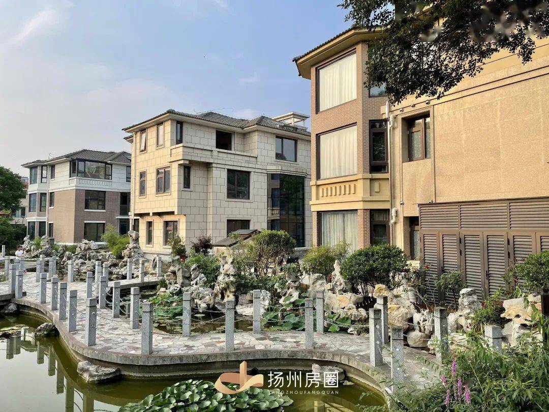金湖湾建成至今也有十多年了,但别墅区外立面看上去还不算特别老旧