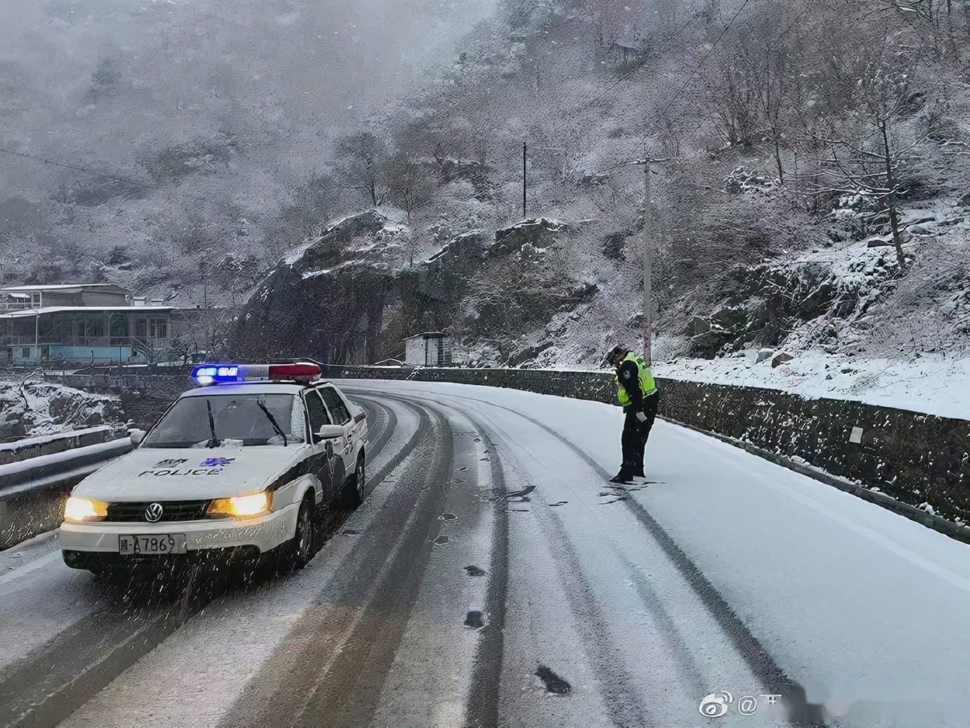 自210国道1320公里处开始,路面开始积雪,西安交警长安大队秦岭中队经