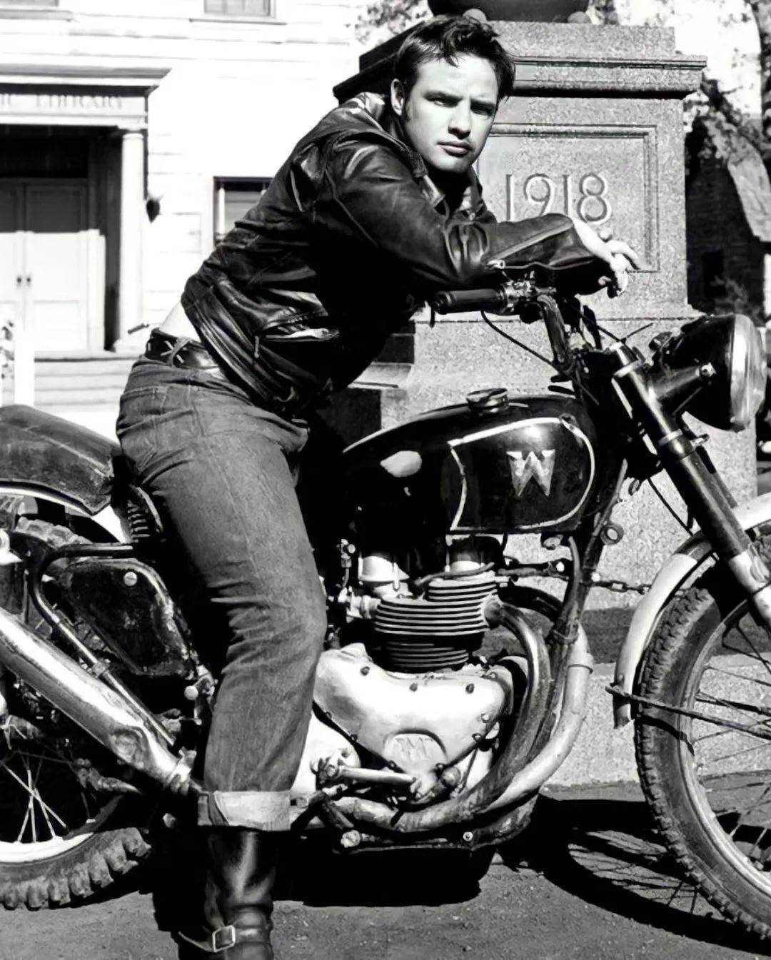 并且因《飞车党》(the wild one)等电影的热映,牛仔裤更多地受到"叛逆