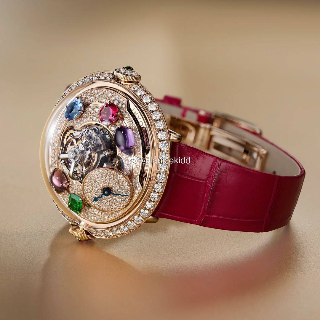 联名腕表推出18k白金及玫瑰金两个版本,分别镶饰碧玺,沙弗莱石,钻石