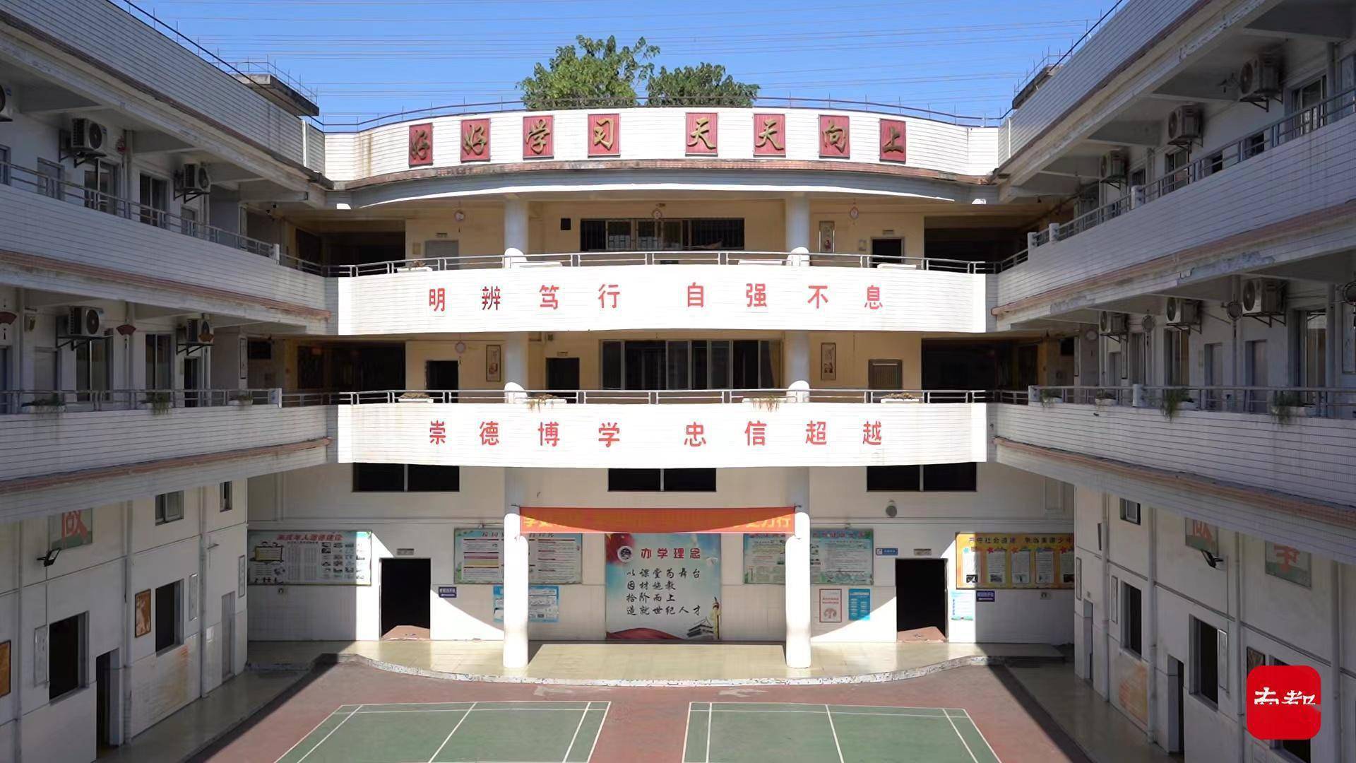 航拍黄埔崇德实验学校校内情况在采访中