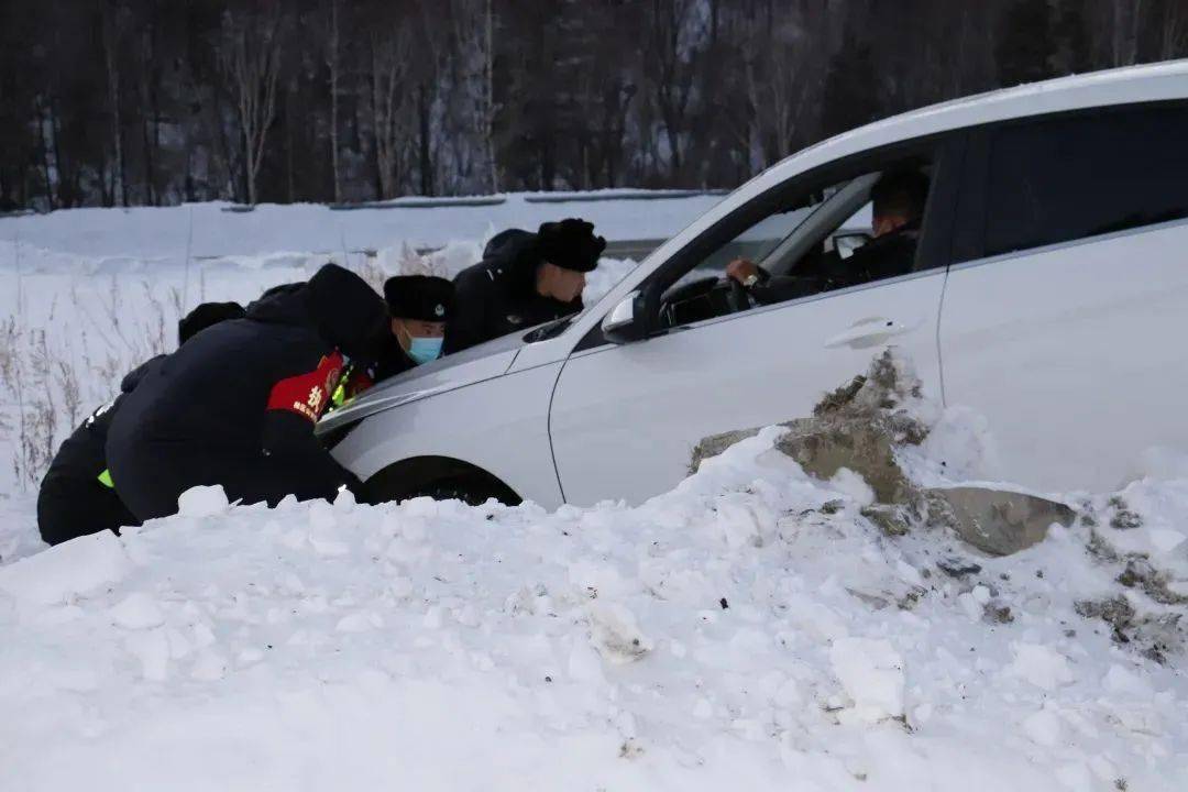 火速救援|游客驾车雪天遇险 护游警力火速救援