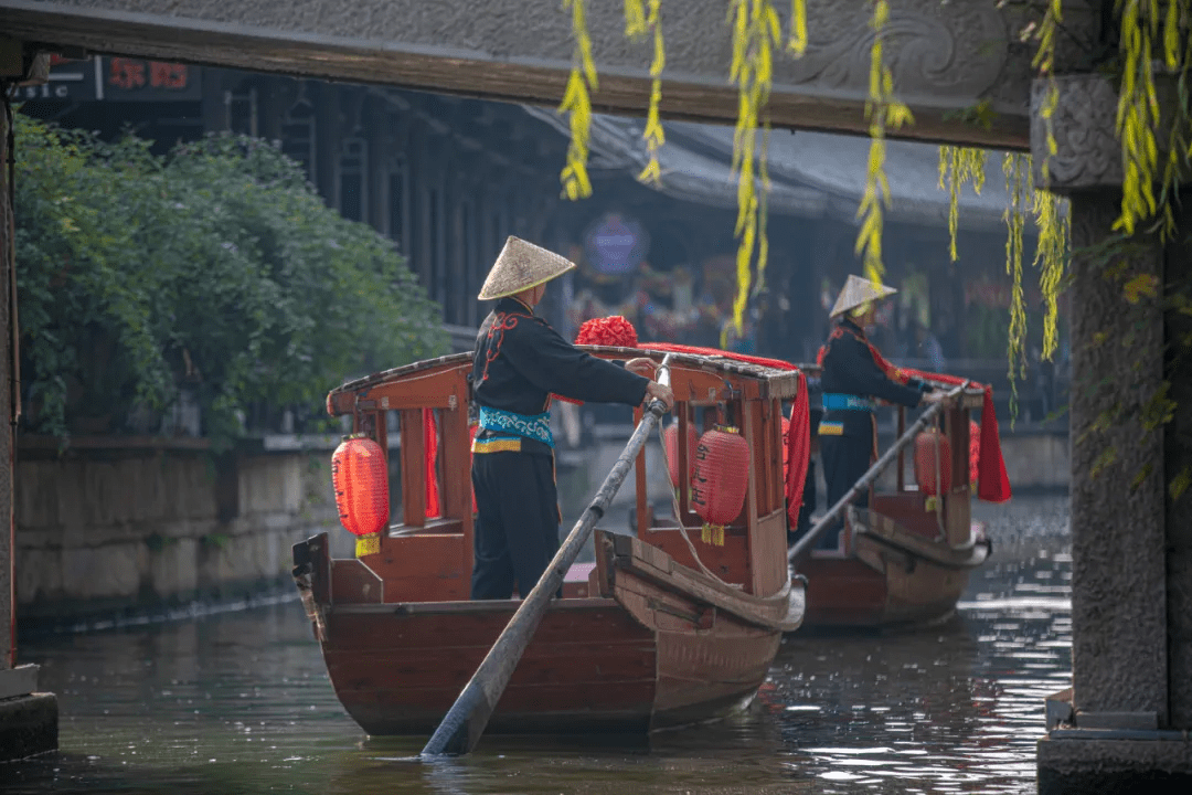 乘坐摇橹船,船哥哥英俊帅气,船妹子窈窕多姿,轻轻摇着木浆带你环游