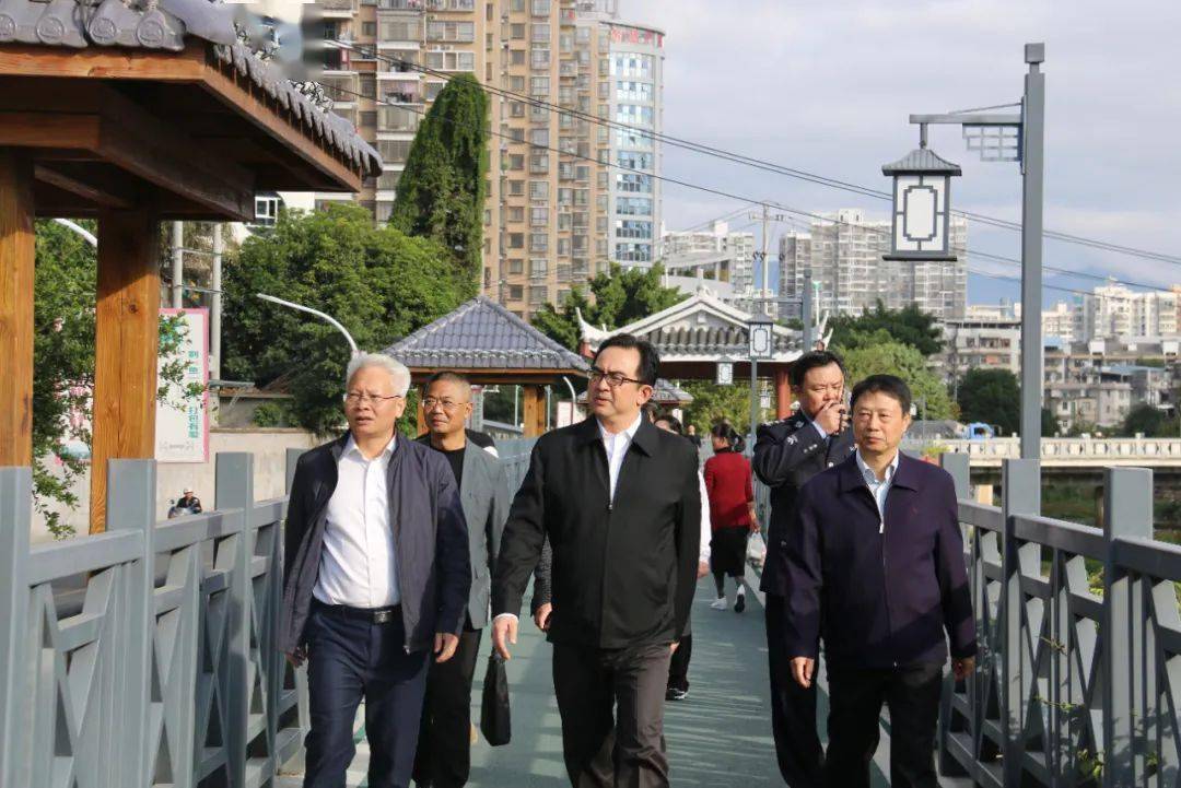 杨溢指出,共享车辆方便了市民的生活,但也存在管理不到位,乱停乱放等