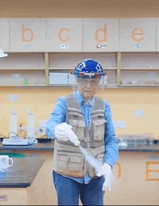 72岁硬核姥姥退休后走红，吸粉百万，真实身份曝光：她可不简单！