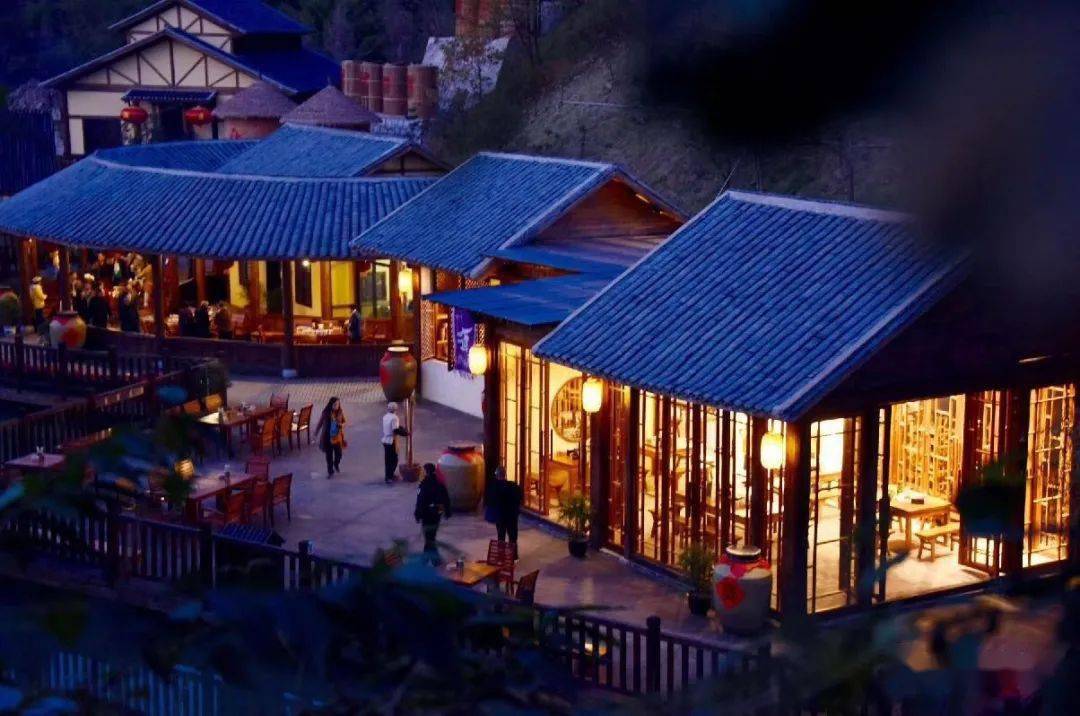 龙南东站长啥样吧候车大厅宽敞明亮天花板是客家方形围屋元素侧边是