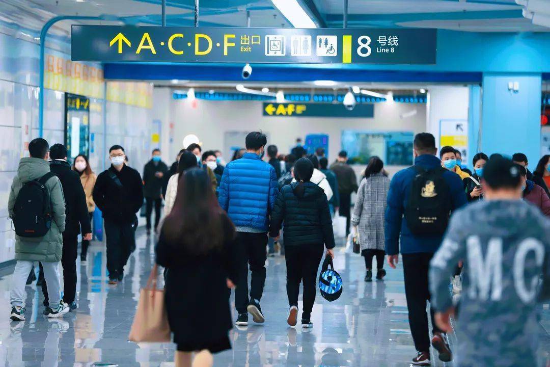 是烟火气回归城市的安心重新载满了行色匆匆的上班族之前有些空的地铁