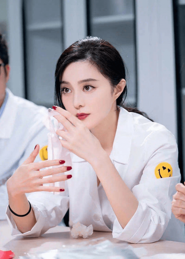 范冰冰做科研被疑摆拍,不戴口罩手套,化精致浓妆涂美甲遭批