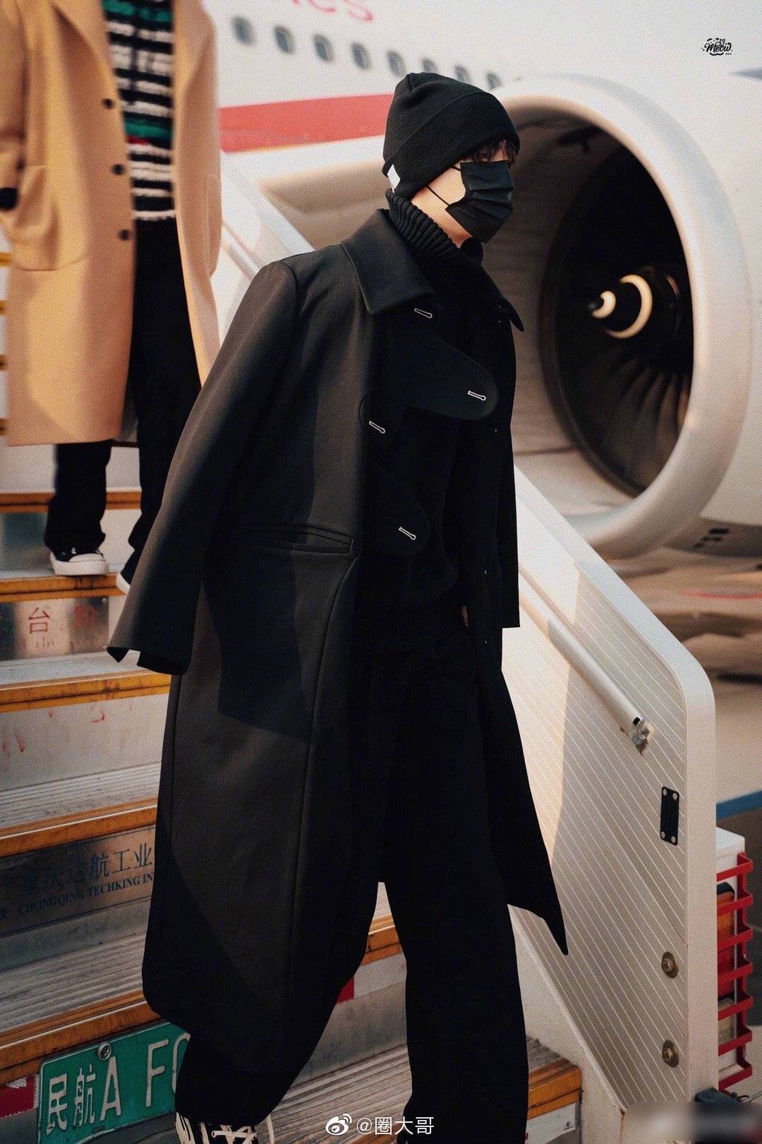 丁程鑫机场饭拍图大风衣毛线帽全身黑look
