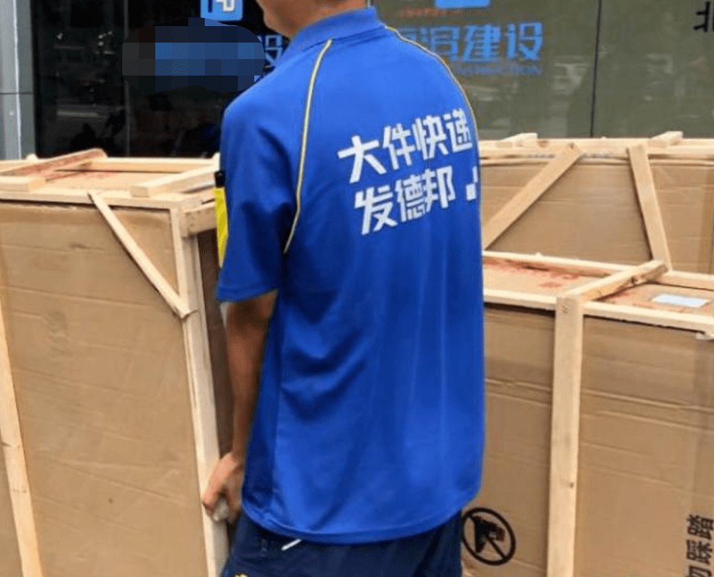 抹布穿上最火的克莱因蓝，我好像抹布成精了