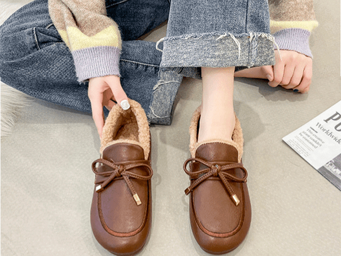 脚背 连续霸榜几年的马丁靴也该退位了吧！？这双保暖又软萌的乐福毛毛鞋才是今冬新秀！