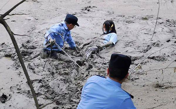 快速下陷 淤泥里的恶臭扑鼻而来 卢锋顾不上自己也在下陷 一心救人